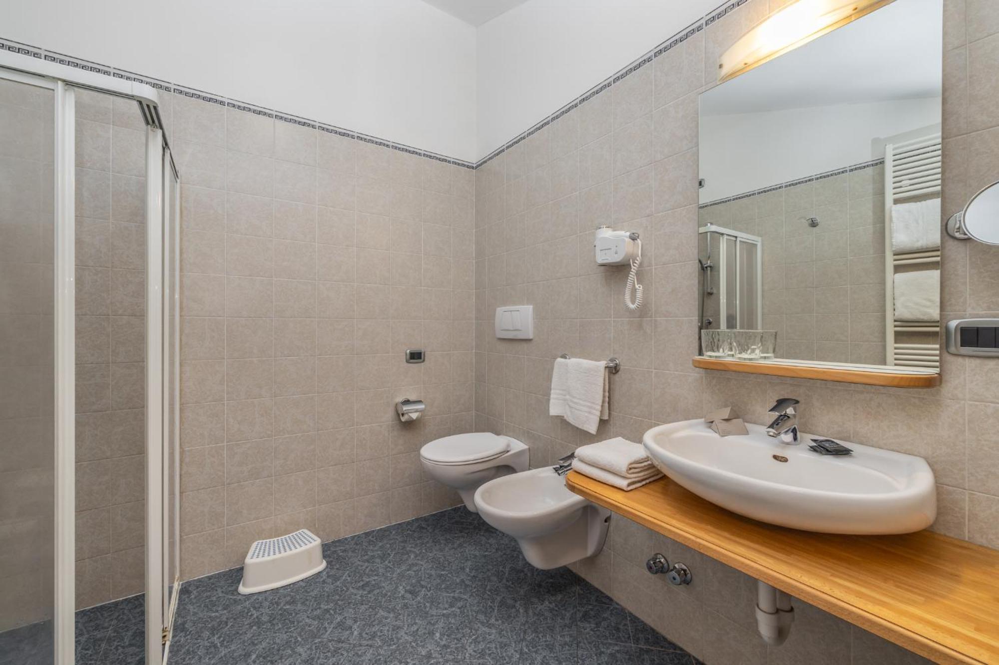 Family Hotel Adriana Bezzecca Luaran gambar