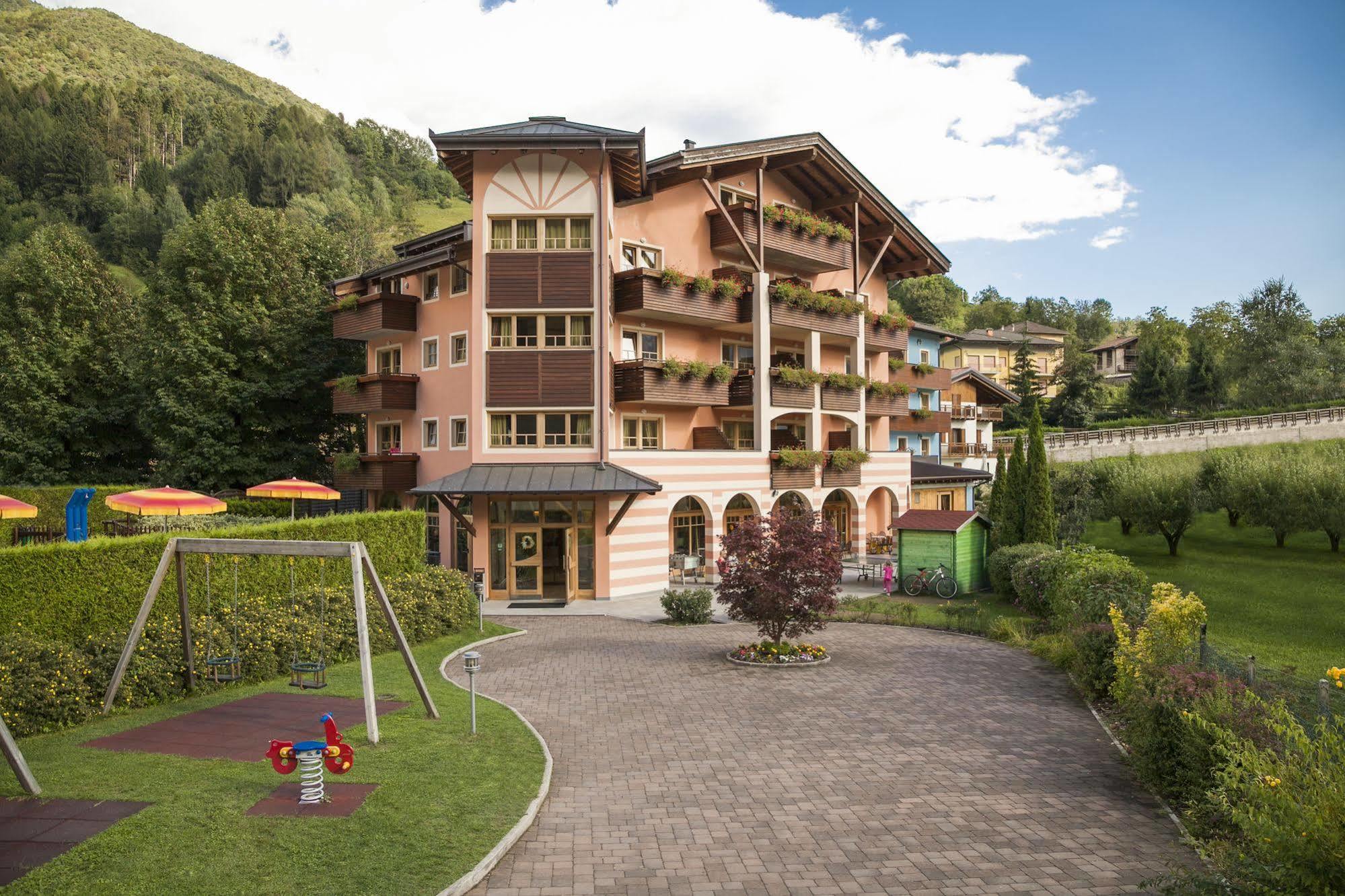 Family Hotel Adriana Bezzecca Luaran gambar